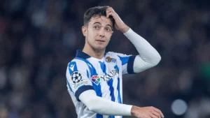 Martin Zubimendi declines Liverpool transfer to remain at Real Sociedad.